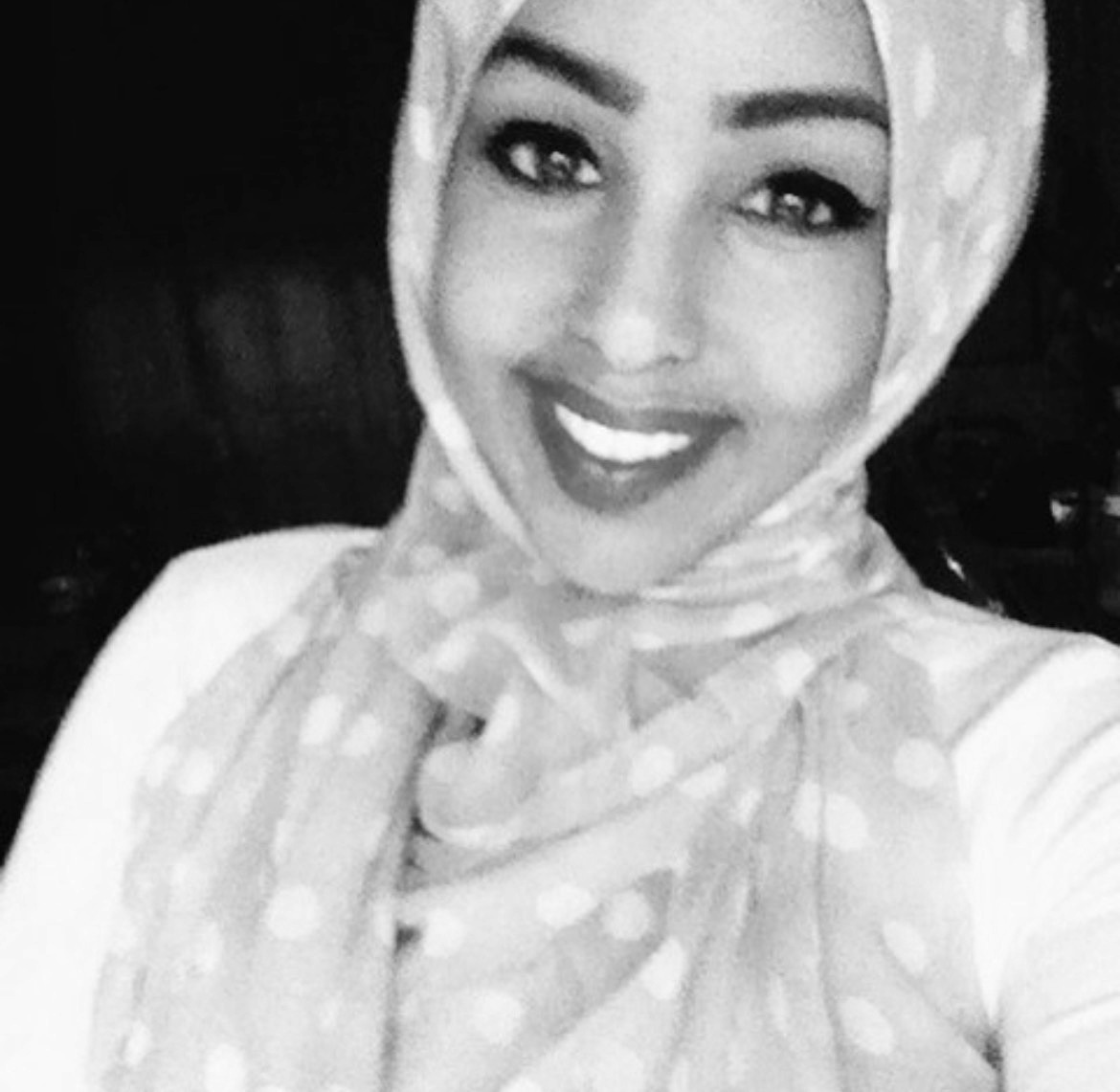 Portrait de Qali Ahmed, présidente fondatrice de l'Association Liens-Xiidhiidh — photographie noir et blanc